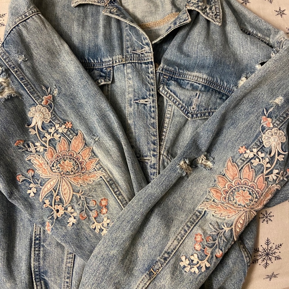 american eagle outfitters distressed denim jacket
